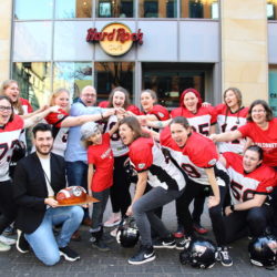 Mit den Spezialistinnen der Cologne Falconets im Hard Rock Cafe