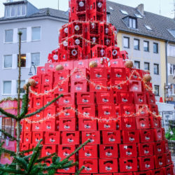 Leuchtend roter Weihnachtsbaum aus 500 Dom Kölsch-Kästen