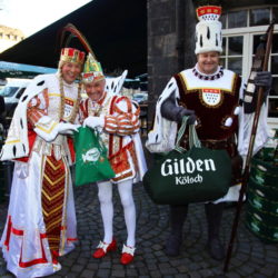 Formschöne Kamellebüggel aus den Händen des Kölner Dreigestirns