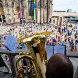 Foto-Mosaik gegen Antisemitismus in Köln