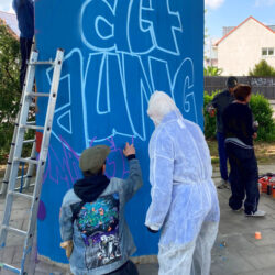 Senior:innen sprayen Streetart