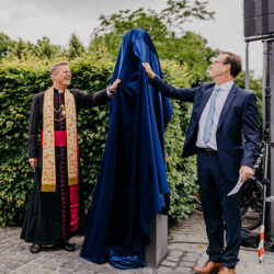 Bronzestatue im Rheinauhafen enthüllt