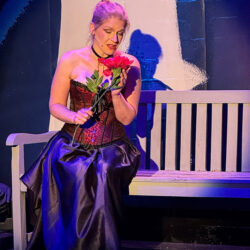 Im Urania Theater singt Édith Piaf