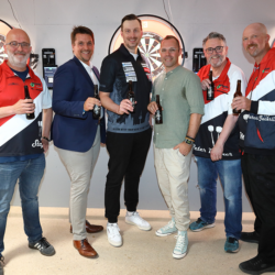 Florian Hempel weiht Dartstreff ein